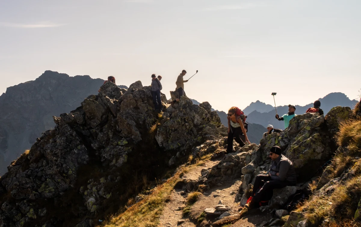 Przed długim weekendem listopadowym ratownicy TOPR przestrzegają, by turyści nie przeceniali swoich możliwości i nie lekceważyli zagrożenia. Całą noc z wtorku na środę sprowadzali influencerkę, która - lekceważąc przepisy parku narodowego i podstawowe zasady bezpieczeństwa - ruszyła ze szczytu Rysów... granią.