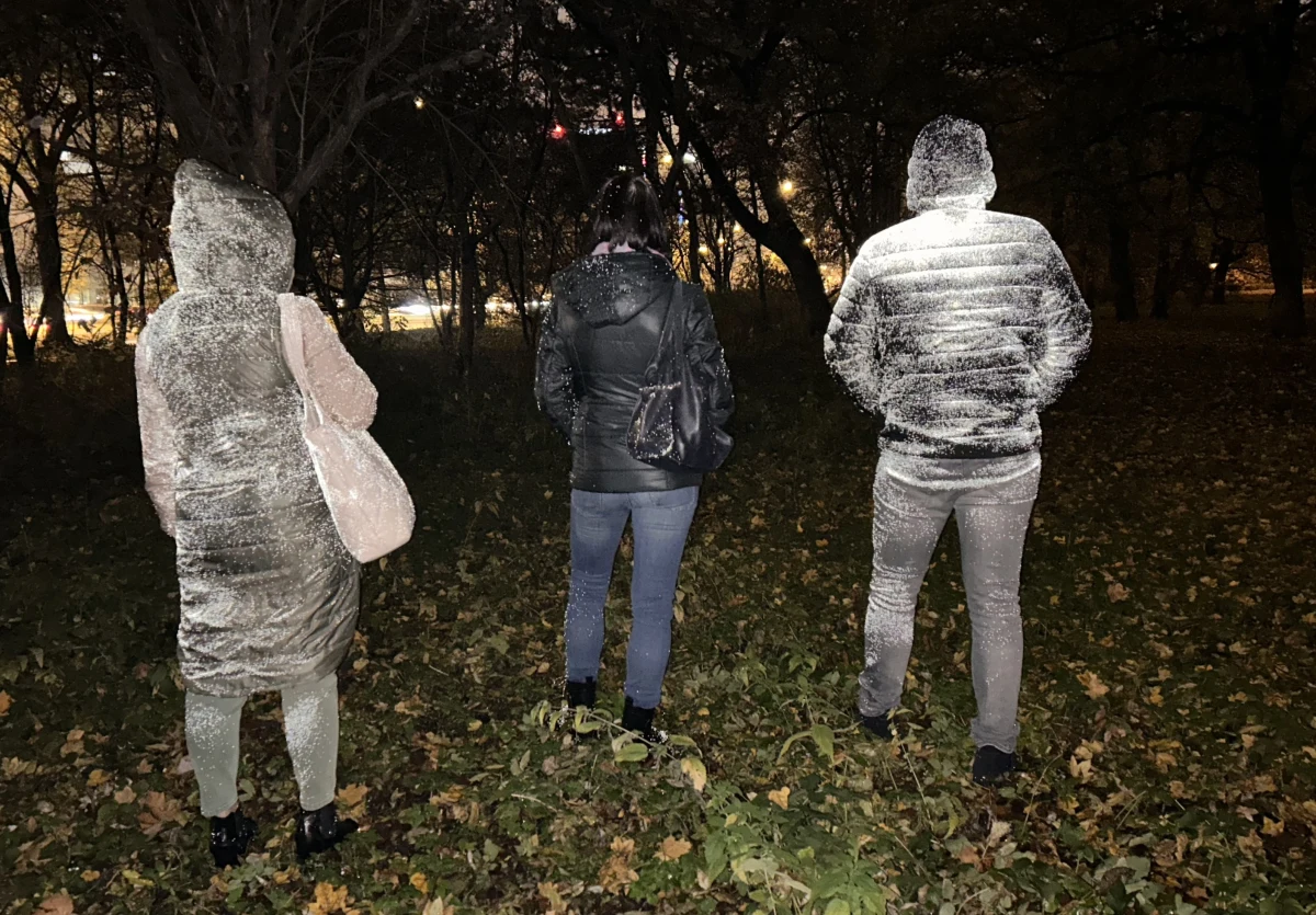 Policjanci z Łódzkiego dostali specjalny spray, który odbija światło. W ramach akcji "Malujemy bezpieczeństwo" będą pryskać ubrania pieszych w niebezpiecznych rejonach. Substancja niewidoczna za dnia, po zmroku błyszczy w świetle samochodowych reflektorów.