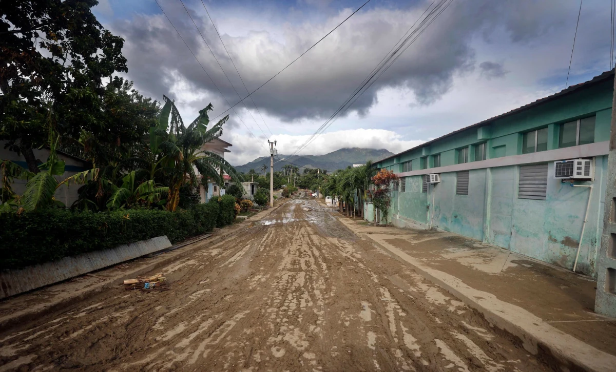 Kilkanaście godzin przerwy w dostawie prądu wskutek wstrzymania pracy przez osiem elektrowni - od wtorku znów główne miasta Kuby walczą z ciemnością. 