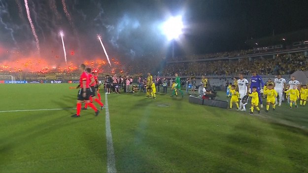 Brazylijski Botafogo awansowało do finału Copa Libertadores po pokonaniu w dwumeczu urugwajskiego klubu Peñarol 6-3.

Peñarol pokonał Botafogo 3:1 w zaciętym rewanżowym meczu w środowy wieczór w Montevideo, ale to nie wystarczyło to, aby odrobić pięciobramkową stratę z pierwszego spotkania.

Mecz zakończył się w dziesiątkę po obu stronach boiska, po tym jak pokazano dwie czerwone kartki, w tym jedną dla bramkarza Peñarolu, Washingtona Aguerre, za sprzeczkę z przeciwnikiem Botafogo, Johnem, na boisku po gwizdku kończącym pierwszą połowę.

Botafogo zmierzy się w finale z Atlético Mineiro, czyli będą to dwa kluby z Brazylii. Finał odbędzie się 30 listopada na Estadio Monumental w Buenos Aires w Argentynie.