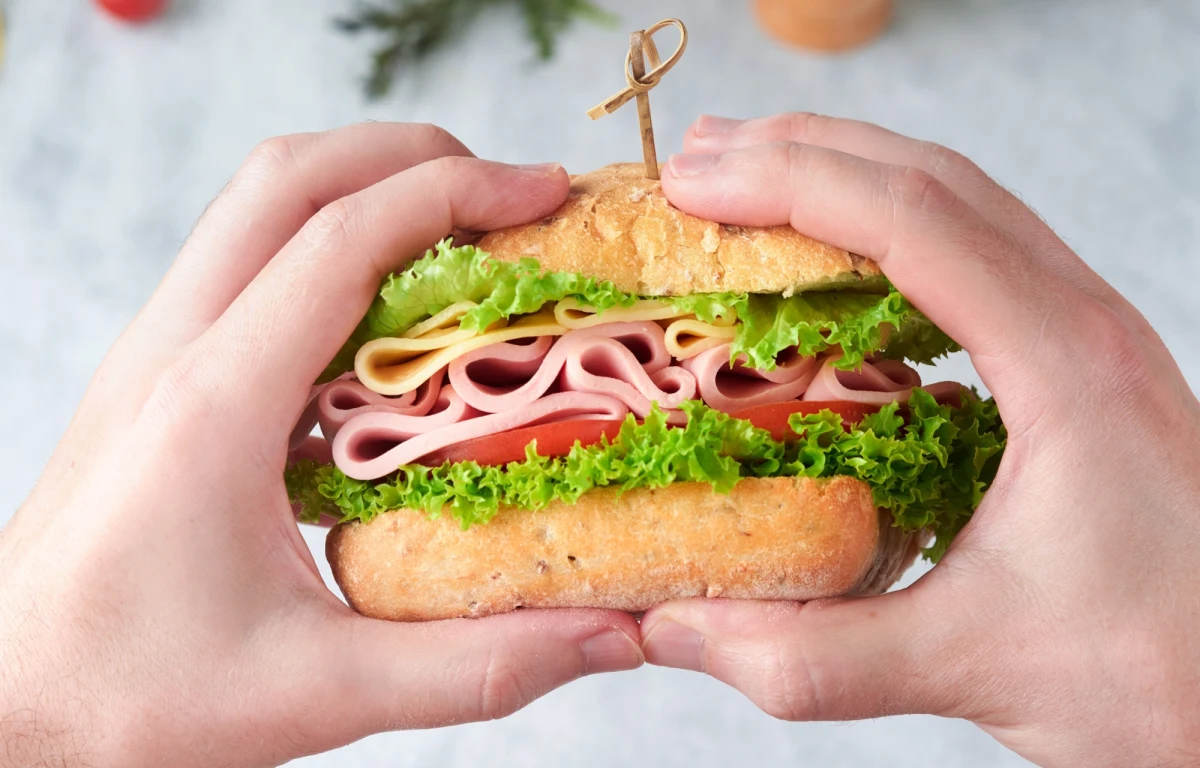 W piątek 1 listopada katolicy nie muszą przestrzegać wstrzemięźliwości od pokarmów mięsnych. Ponieważ tego dnia przypada dzień Wszystkich Świętych, katolik ma natomiast obowiązek uczestnictwa w mszy św. w świątyni lub na cmentarzu.