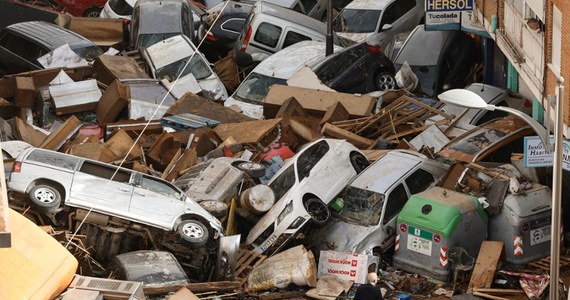 "Autostrady są totalnie zniszczone, woda zerwała asfalt, przęsła, mosty. Wzdłuż dróg jest mnóstwo porzuconych samochodów" - relacjonuje w RMF FM pani Ilona, Polka mieszkająca od 20 lat w okolicach Walencji. "I właśnie zaczęła się kolejna burza. Będzie padać do niedzieli" - dodała. W czwartek w Hiszpanii zaczęła się trzydniowa żałoba narodowa.