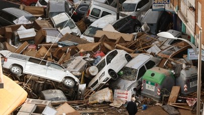 Porzucone auta, w środku mogą być ludzie. Przerażająca relacja Polki po powodzi w Hiszpanii