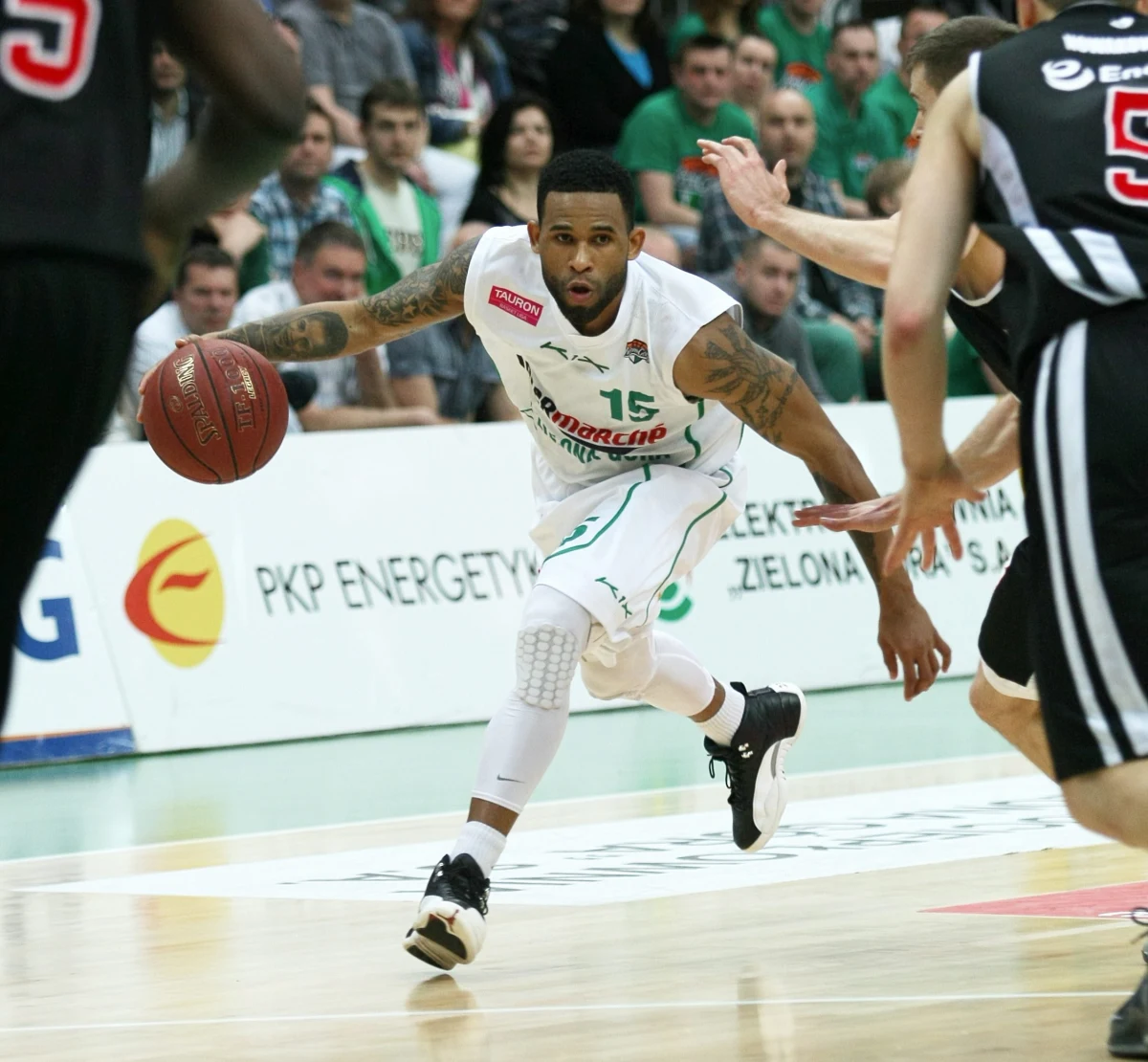 Po 11 latach kibice znów zobaczą na boisku Waltera Hodge’a. W czwartek o 19:00 Zastal Zielona Góra zagra z GTK Gliwice. "Chcę zagrać, pomóc chłopakom, którzy rzucają, przekazywać piłkę i mieć radość z tej gry" - powiedział o zbliżającym się meczu 38-letni koszykarz.