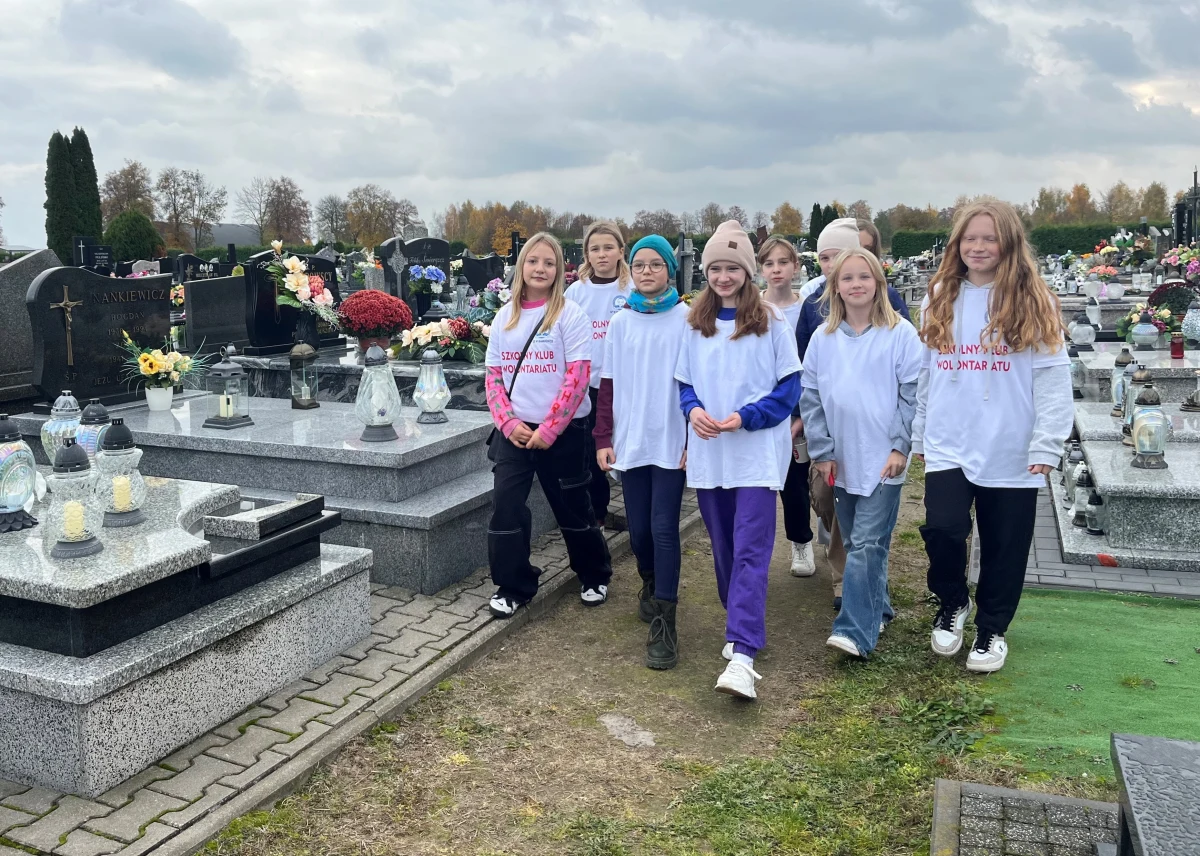 Grupa wolontariuszy pomaga starszym osobom w porządkowaniu grobów na cmentarzu w podlubartowskiej Kamionce. Zabierają się za to, co dla seniorów mogłoby być ciężkie. A do tego częstują gorącą kawą i herbatą.