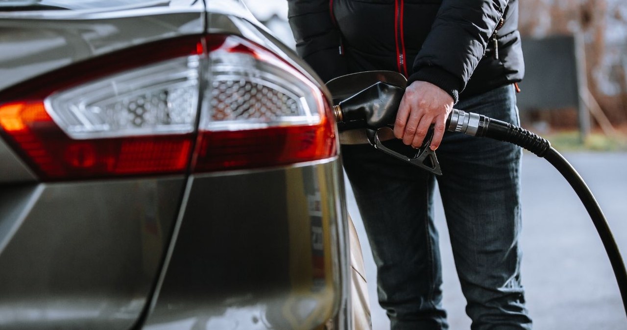 Korzystał z wakacyjnej promocji na stacji paliw. Dostał 3 tys. zł mandatu