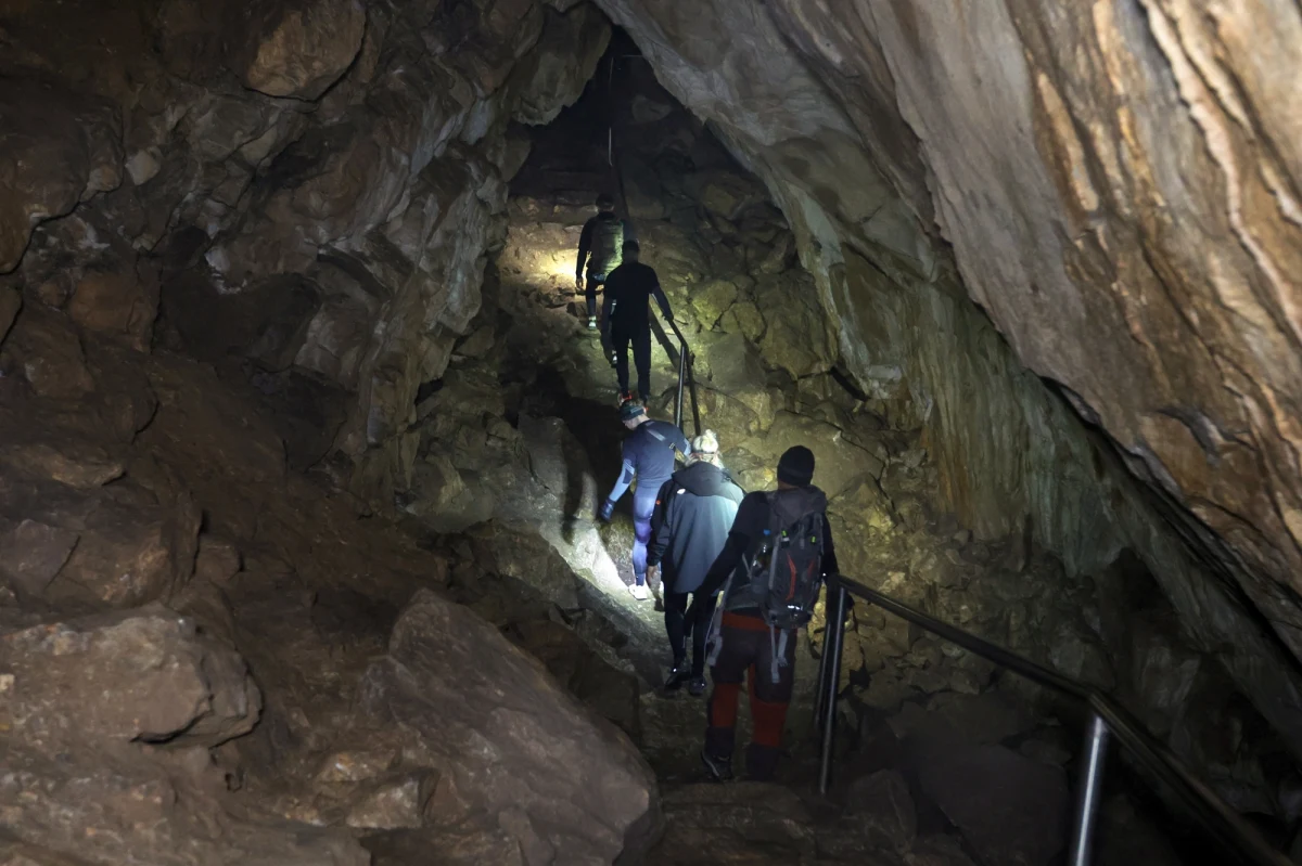 Jaskinia Mroźna w Dolinie Kościeliskiej w Tatrach od 1 listopada będzie nieczynna dla zwiedzających, z uwagi na ochronę zimujących tam nietoperzy. Jak poinformował Tatrzański Park Narodowy, turyści będą mogli ponownie ją odwiedzać od 26 kwietnia 2025 r.