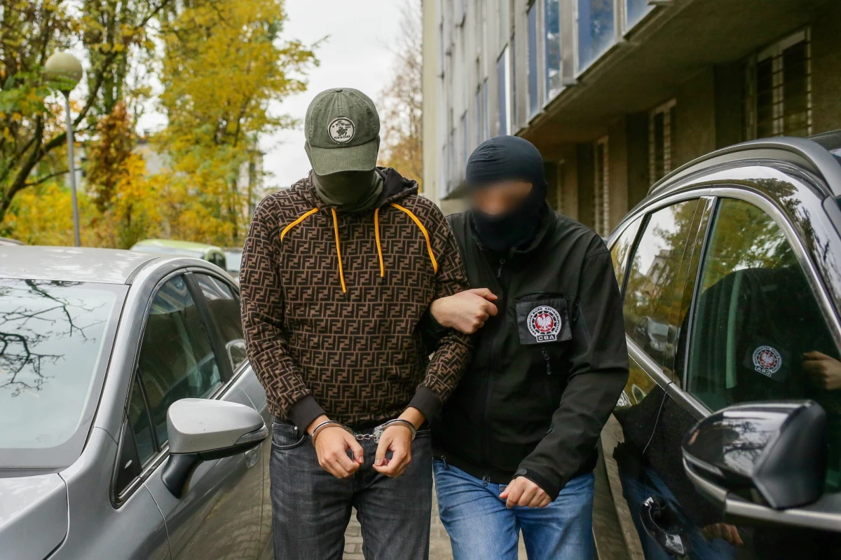 Po godz. 10 w Katowicach rozpoczęło się przesłuchanie Pawła S., twórcy marki Red is Bad. Biznesmen został wczoraj deportowany z Dominikany do Polski. Wieczorem wylądował na lotnisku w Warszawie. Ma usłyszeć zarzuty w aferze dotyczącej nieprawidłowości w Rządowej Agencji Rezerw Strategicznych. 