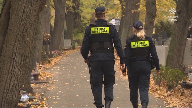 Zaczynamy pierwszy listopadowy długi weekend. A żeby wszystko przebiegało bezpiecznie, w rejonie cmentarzy pojawiły się dodatkowe patrole policji. Funkcjonariusze pilnują bezpieczeństwa i ostrzegają przed kieszonkowcami, dla których to jest czas łupów. Materiał dla "Wydarzeń" przygotowała Ewelina Dernoga.