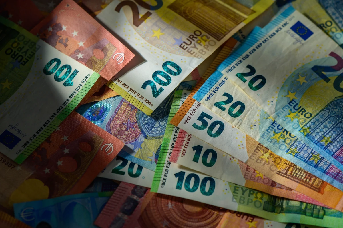 Polska będzie mogła być łagodniej potraktowana w przyszłym roku w związku z wysokimi wydatkami na obronę. KE częściowo wychodzi naprzeciw staraniom Warszawy, by uwzględnić wydatki na obronę w procedurze nadmiernego deficytu - dowiedziała się korespondentka RMF FM w Brukseli Katarzyna Szymańska-Borginon. Przypomnijmy, po wszczęciu w lipcu przez Komisję Europejską wobec Polski procedury nadmiernego deficytu, Warszawa zabiegała, aby wyłączyć z niego wydatki na obronność. 