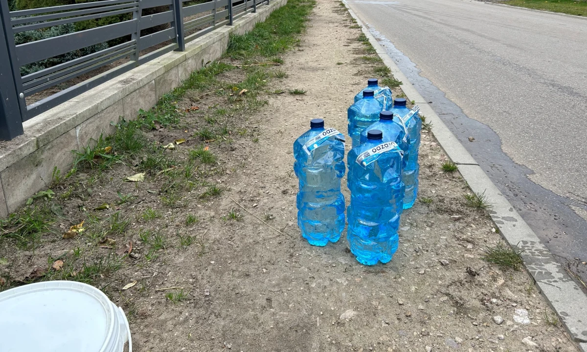 To już szósta doba, gdy mieszkańcy gminy Mordy w powiecie siedleckim na Mazowszu nie mogą pić wody z kranu. Kolejne wyniki badań wykazały, że w wodociągu wciąż są bakterie enterokoki, groźne dla układu pokarmowego. Wodę można wykorzystywać tylko do spłukiwania toalet.