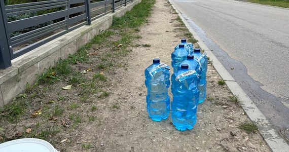 To już szósta doba, gdy mieszkańcy gminy Mordy w powiecie siedleckim na Mazowszu nie mogą pić wody z kranu. Kolejne wyniki badań wykazały, że w wodociągu wciąż są bakterie enterokoki, groźne dla układu pokarmowego. Wodę można wykorzystywać tylko do spłukiwania toalet.