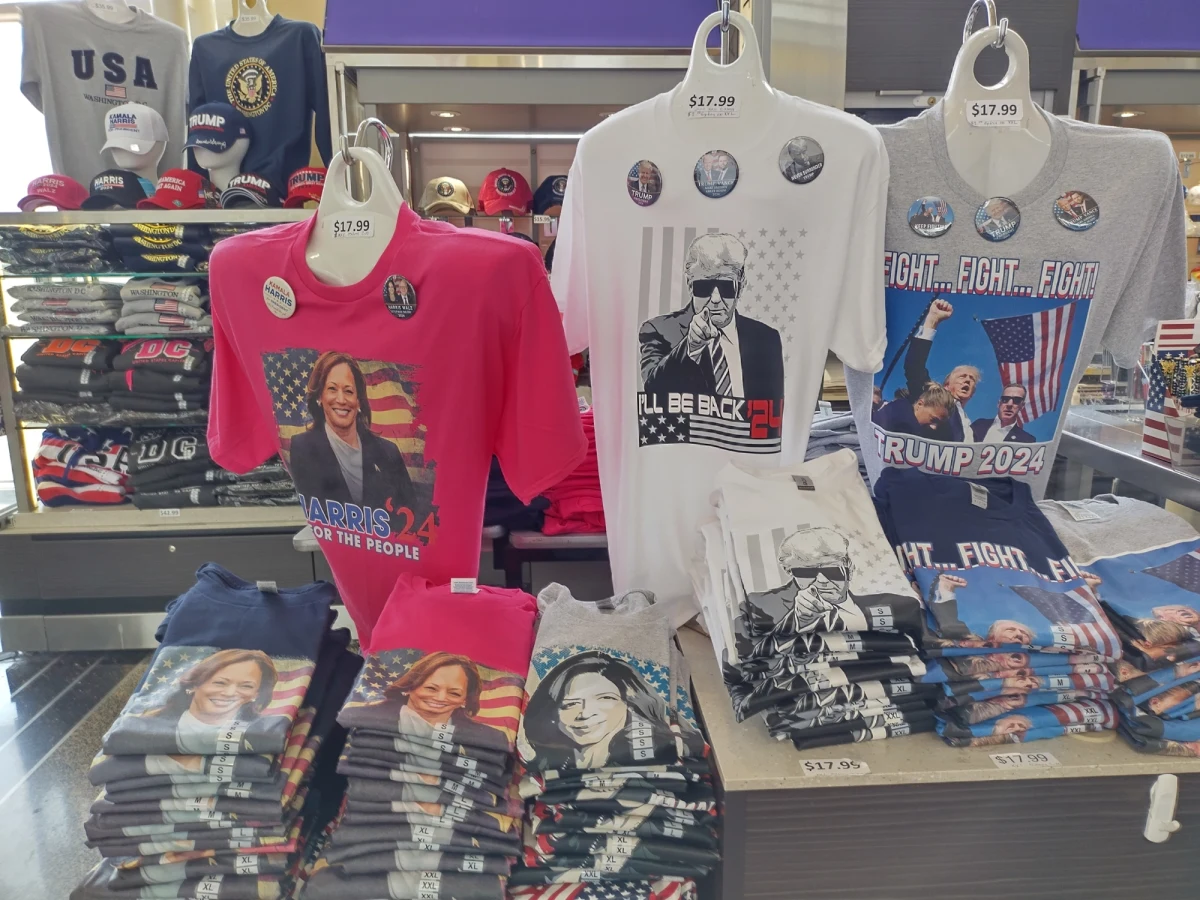 Donald Trump smażył frytki w McDonald’s, a zamiast politycznej mowy zafundował publiczności 30-minutową wiązankę ulubionych przebojów wraz z autorskim układem choreograficznym. Kamala Harris za to dała się ponieść limonkowo-kokosowej fali i stanęła na czele "bezdzietnych kociar". W tej kampanii wyborczej równie ważne co klasyczne wiece polityczne były memy i zdobywanie popkulturowego terenu.  