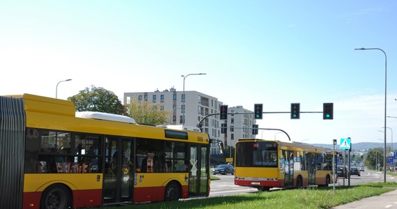 Na ulice wielu miast regionu świętokrzyskiego wyjadą dodatkowe linie autobusowe z okazji uroczystości Wszystkich Świętych. Dodatkowo w niektórych miejscowościach 1 listopada komunikacja miejska będzie bezpłatna.