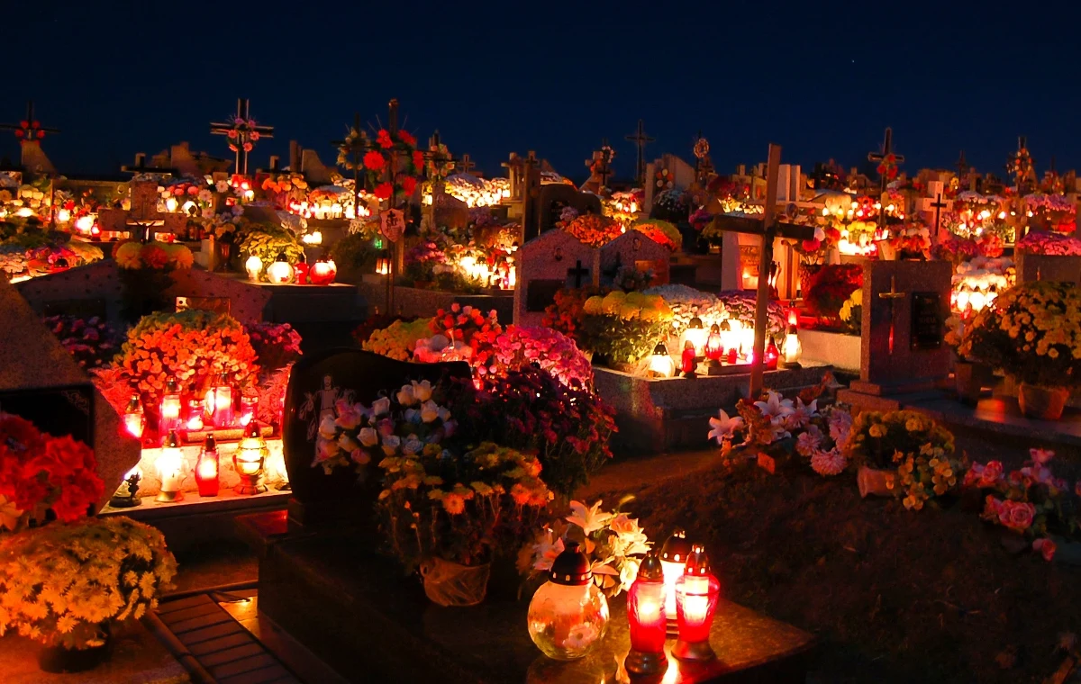 Tuż po uroczystości Wszystkich Świętych Kościół katolicki w szczególny sposób wspomina wszystkich wiernych zmarłych, obchodząc 2 listopada Dzień Zaduszny. Tradycja modlitwy za zmarłych pojawiła się w Kościele już w pierwszych wiekach chrześcijaństwa, choć wzmiankę o ofiarach za zmarłych można odnaleźć już w Starym Testamencie - mówi w rozmowie z RMF FM ks. Krystian Wilczyński, dyrektor wydziału katechetycznego archidiecezji gdańskiej.