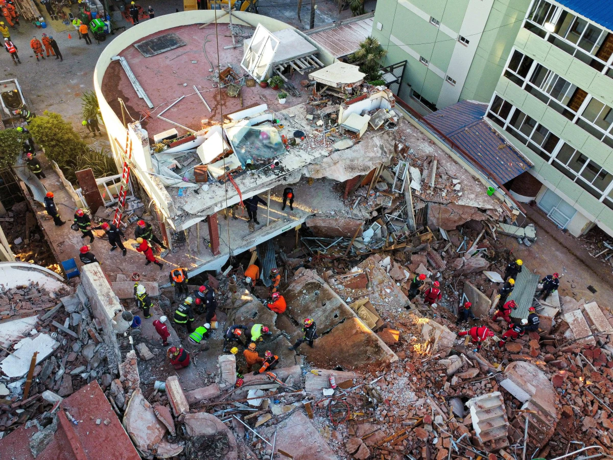 Wydobyto kolejne ciało spod gruzów hotelu, który we wtorek zawalił się w Argentynie. Ofiarą jest 52-letnia kobieta, była właścicielka obiektu. Jest to druga potwierdzona ofiara śmiertelna. Ratownicy wciąż mają nadzieje na znalezienie żywych.