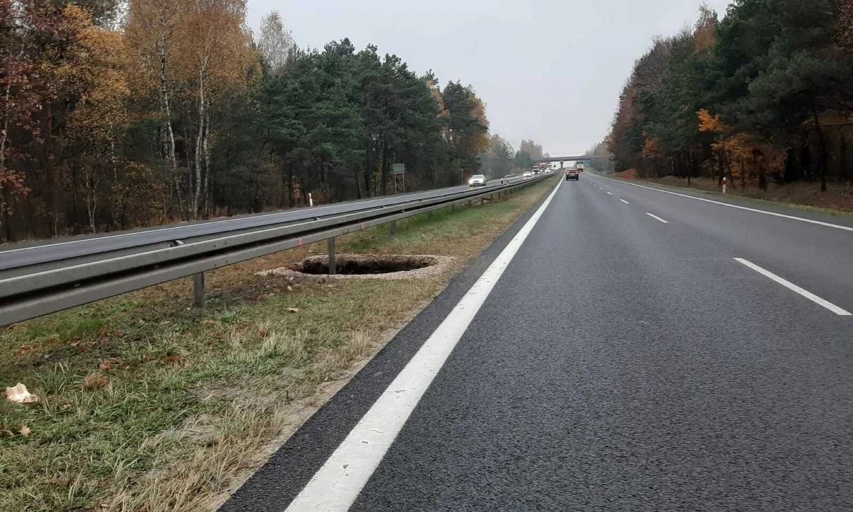 Zapadlisko w Bolesławiu koło Olkusza, między jezdniami drogi krajowej nr 94, pogłębiło się. "Jest efektem podnoszenia się zwierciadła wody w tym obszarze po likwidacji kopalni Olkusz-Pomorzany" - przyznaje w rozmowie z RMF MAXX prof. Mariusz Czop, ekspert z Wydziału Geologii, Geofizyki i Ochrony Środowiska AGH.
