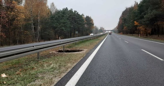 Zapadlisko w Bolesławiu koło Olkusza, między jezdniami drogi krajowej nr 94, pogłębiło się. "Jest efektem podnoszenia się zwierciadła wody w tym obszarze po likwidacji kopalni Olkusz-Pomorzany" - przyznaje w rozmowie z RMF MAXX prof. Mariusz Czop, ekspert z Wydziału Geologii, Geofizyki i Ochrony Środowiska AGH.