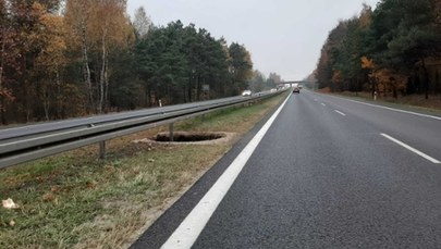 Naukowiec alarmuje, GDDKiA uspokaja. Powiększa się zapadlisko na drodze olkuskiej