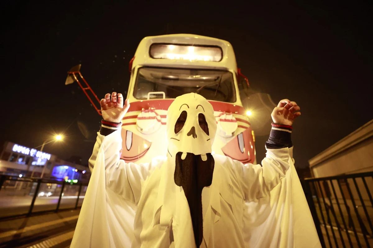 Po zmroku po gdańskich torach kursuje halloweenowy tramwaj. Motorniczym został Joker, a przejazd mrocznym tramwajem jest darmowy. 