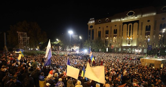 Gruzini będą kontynuować protesty związane z wyborami parlamentarnymi. Zapowiedziały to trzy prozachodnie bloki opozycyjne. Manifestacje mają się odbyć w poniedziałek w centrum Tbilisi. Wsparcie Gruzinów w dążeniach do członkostwa w UE i NATO zapowiedzieli Ukraińcy.