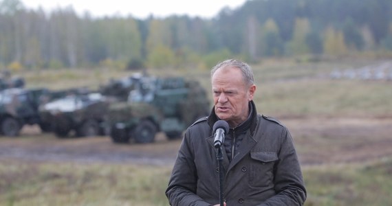 "Budowa Tarczy Wschód ruszyła! Pierwsze roboty przy granicy z Rosją" - poinformował premier Donald Tusk w platformie X w czwartek wieczorem. Różnego typu umocnienia, przeszkody terenowe i przeszkody infrastruktury wojskowej na granicach Polski z Rosją i Białorusią mają powstać na odcinku ok. 800 km.