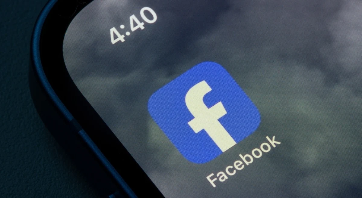 Grupa Meta, do której należą jedne z najpopularniejszych serwisów społecznościowych, oferuje specjalną usługę. Na niektórych platformach możliwe jest utworzenie konta "In memoriam", upamiętniającego zmarłą osobę.