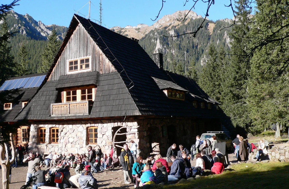 Część noclegowa popularnego schroniska turystycznego Ornak w Dolinie Kościeliskiej w Tatrach została zamknięta. Powód? Prace remontowo-renowacyjne. Będą one trwać do końca listopada. 
