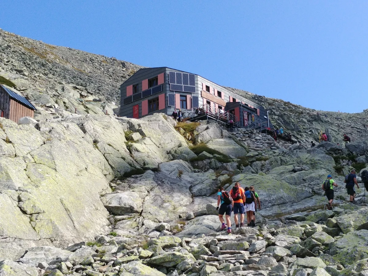 Od 1 listopada aż do 15 czerwca 2025 wszystkie szlaki turystyczne powyżej schronisk w słowackiej części Tatr zostały zamknięte. Wszystko ze względu na bezpieczeństwo turystów i ochronę środowiska naturalnego. 