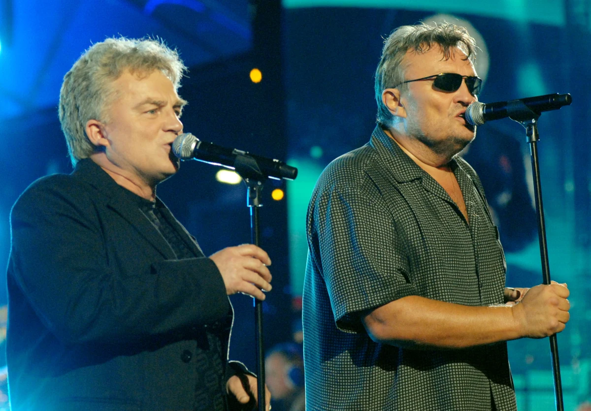 "'Felek' był fajnym człowiekiem. Oprócz tego, że był świetnym wokalistą, był dobrym, spokojnym człowiekiem, nienadętym i niemającym jakichś szalonych fobii. Bardzo lubiłem się z nim spotykać, bo on był pozbawiony tego całego sztucznego wariactwa, jakie dotyczy naszej niby branży" - mówił w rozmowie dla Radia RMF24 Krzysztof Cugowski, wypowiadając się na temat zmarłego w tym roku Felicjana Andrzejczaka.