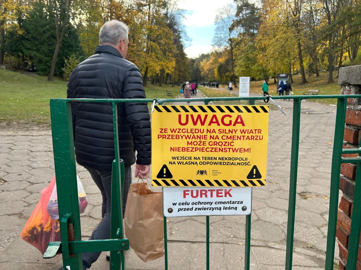 "Przełóżcie odwiedziny cmentarzy lub przebywajcie na ich niezadrzewionej części" - apeluje Gdański Zarząd Dróg i Zieleni. Ostrzeżenie w związku z silnym wiatrem, który występuje na Pomorzu, wydał również Instytut Meteorologii i Gospodarki Wodnej. Ze względu na silny wiatr Fundacja Hospicyjna odwołała zbiórkę.