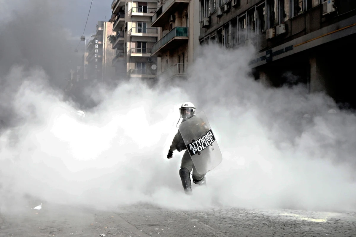 Zazwyczaj służby współpracują ze sobą. W Grecji sytuacja jest nieco bardziej skomplikowana. Protestujących przed ministerstwem obrony cywilnej strażaków policja potraktowała gazem łzawiącym i granatami hukowymi. Zatrzymano kilka osób, a kilkanaście zostało poszkodowanych w starciach.