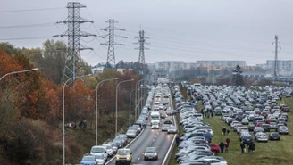 Nowy trend na Wszystkich Świętych. Nie przeszkadza im nawet pogoda