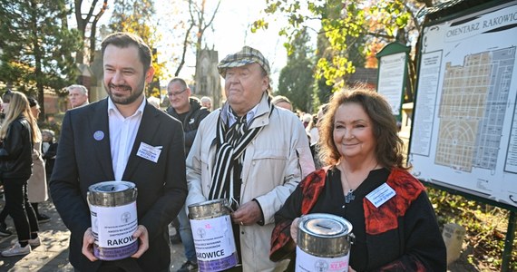 Krakowscy artyści, politycy, dziennikarze oraz bractwo kurkowe - kwestują na Cmentarzu Rakowickim w Krakowie. Wśród nich jest m.in. Anna Dymna czy Aleksander Miszalski. 