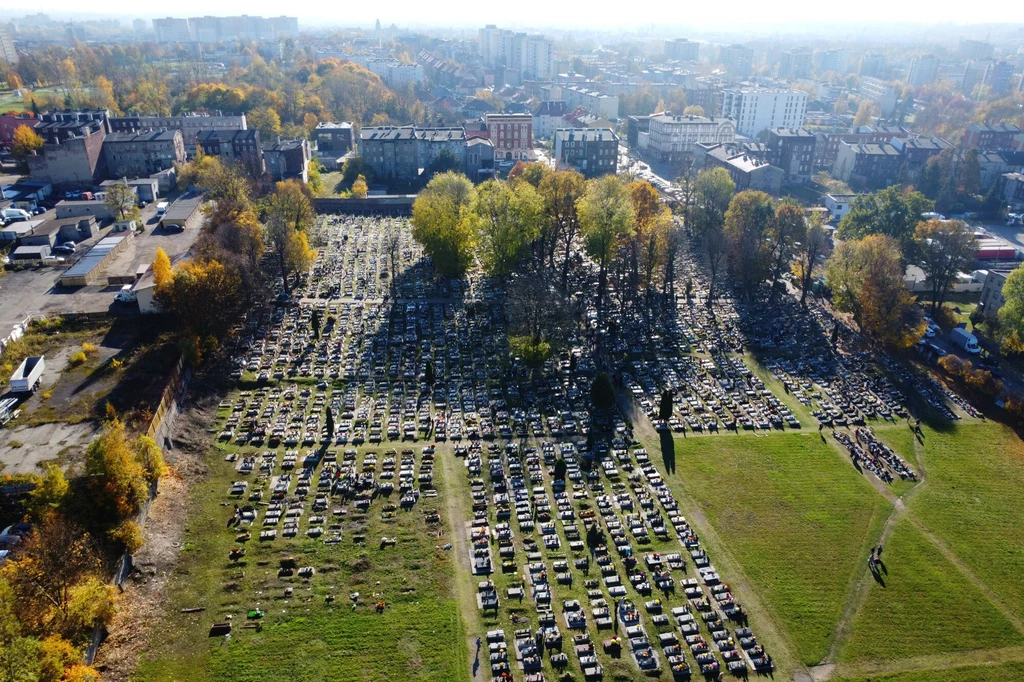 Polacy masowo ruszyli na cmentarze; na zdjęciu: nekropolia w Chorzowie