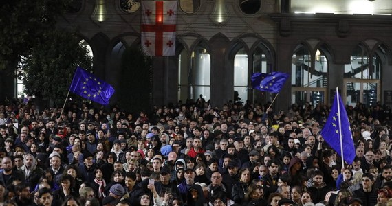 W Gruzji aresztowano dwie osoby, które dorzucały głosy do urny podczas wyborów parlamentarnych w tym kraju. Opozycja, która nie uznaje wyników wyborów, ogłosiła protest i przygotowuje miasteczko namiotowe. Były prezydent Micheil Saakaszwili wezwał protestujących, by jak najszybciej wyszli na ulice.