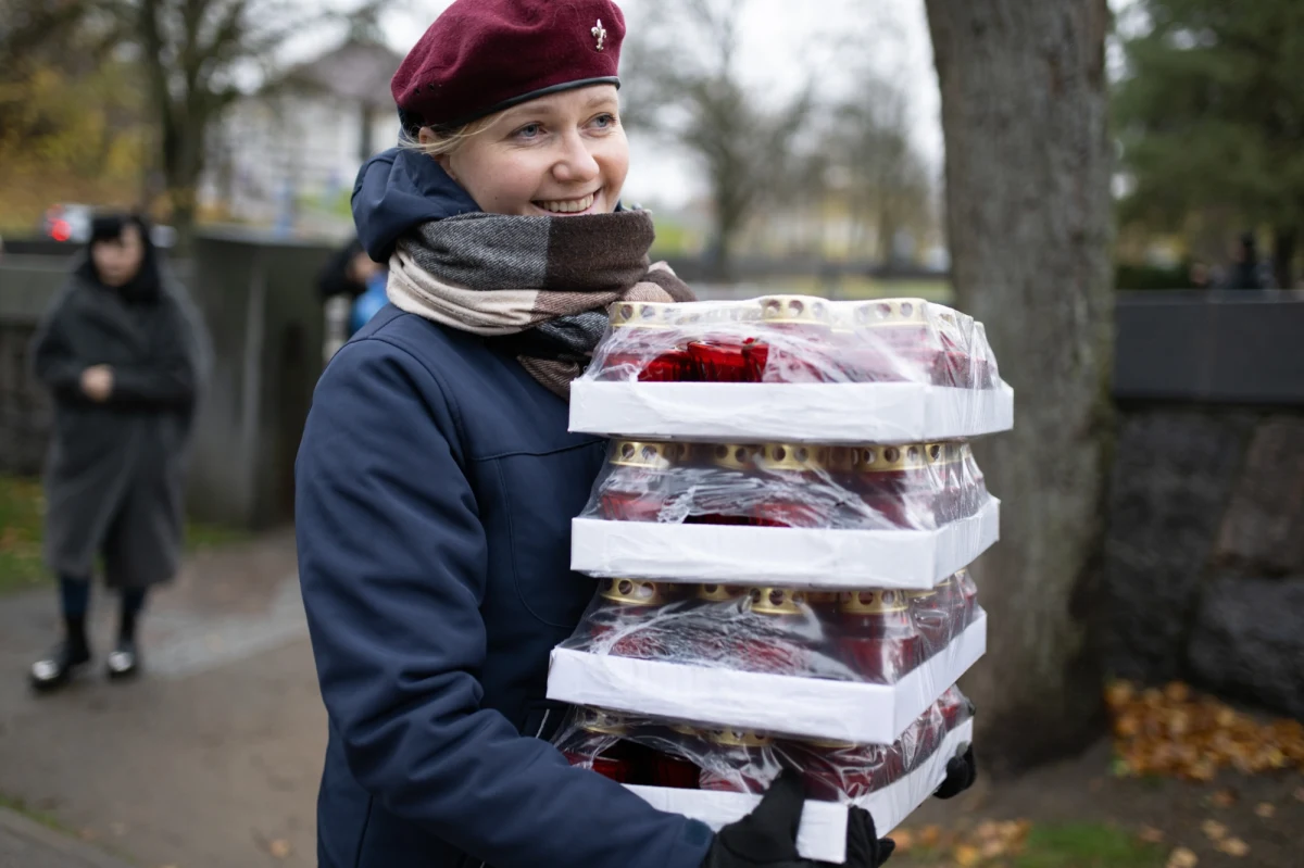 W dniu Wszystkich Świętych Polacy pamiętają także o zmarłych spoczywających na cmentarzu na wileńskiej Rossie. Przedstawiciele polskiej społeczności, a także nasi dyplomaci złożyli tam w piątek kwiaty i zapalili znicze. Upamiętniono osoby szczególnie ważne dla polskiej pamięci narodowej, ale też tych, o których zapomniano.