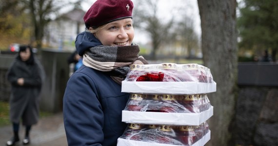 W dniu Wszystkich Świętych Polacy pamiętają także o zmarłych spoczywających na cmentarzu na wileńskiej Rossie. Przedstawiciele polskiej społeczności, a także nasi dyplomaci złożyli tam w piątek kwiaty i zapalili znicze. Upamiętniono osoby szczególnie ważne dla polskiej pamięci narodowej, ale też tych, o których zapomniano.