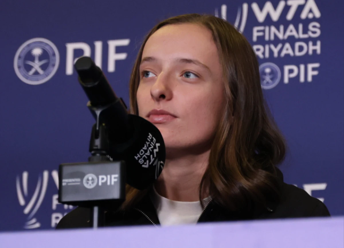 Przed kończącym sezon turniejem WTA Finals w Rijadzie Iga Świątek zabrała głos w sprawie zmiany trenera. "Potrzebowałam ewolucji, a nie rewolucji" - powiedziała Polka. Najlepsza polska tenisistka wyjaśniła też, co robiła od swojego ostatniego meczu, rozegranego 5 września. Wskazała również, że zmiany w jej grze pojawią się dopiero po zawodach w stolicy Arabii Saudyjskiej.