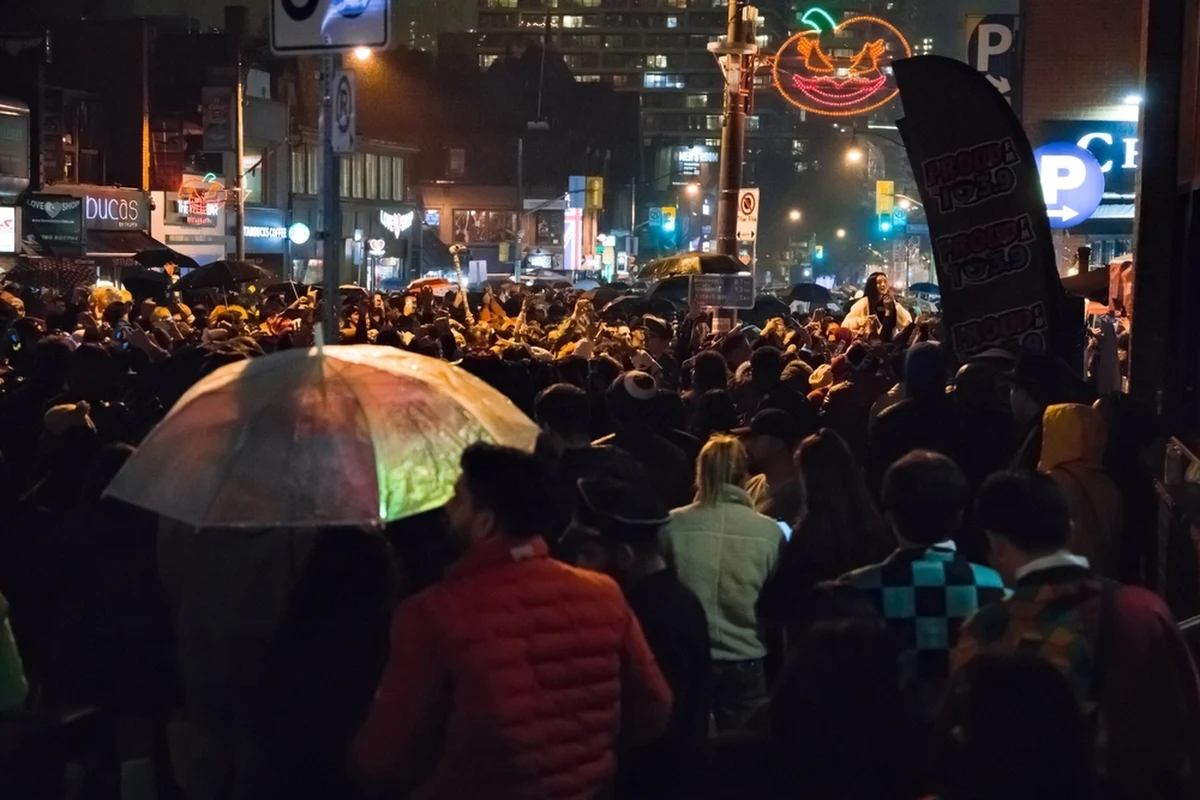 Żyjemy w czasach, w których o oszustwo w sieci nietrudno. Przekonali się o tym mieszkańcy Dublina, którzy w czwartkowy wieczór tłumnie zgromadzili się w centrum miasta, by obejrzeć paradę z okazji Halloween. Sęk w tym, że... nikt takiego wydarzenia nie organizował.