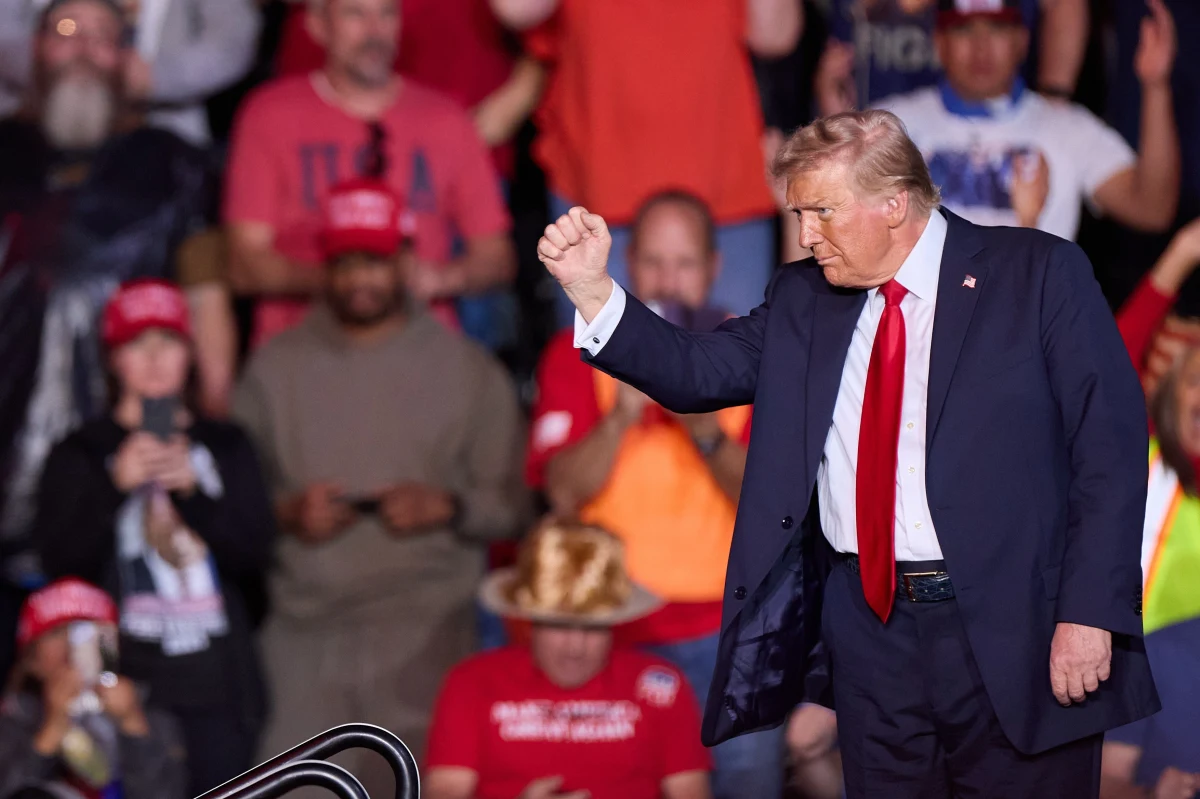 Kandydat republikanów na prezydenta Donald Trump użył niedawno dość nietypowego jak na standardy kampanii wyborczej sformułowania. Zasugerował mianowicie, że fakt, iż jest on prawowitym zwycięzcą wyborów, nawet w bastionie demokratów Kalifornii, ujawni "boska interwencja". CNN przyjrzało się wypowiedziom Trumpa, wskazując, że podaje on w wątpliwość uczciwość głosowania.