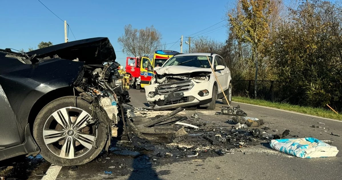 Czołowe zderzenie dwóch samochodów