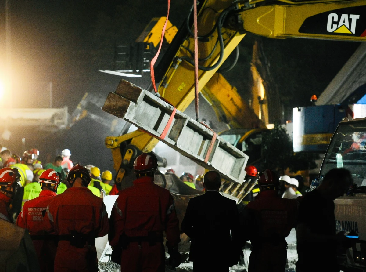 Minister spraw wewnętrznych Serbii Ivica Daczić poinformował w piątek w nocy o zakończeniu akcji ratowniczej w Nowym Sadzie, gdzie wcześniej tego dnia zawaliła się część dachu dworca kolejowego. Wskutek tragedii zginęło 14 osób. Władze Nowego Sadu ogłosiły trzydniową żałobę. W nocy w centrum miasta zgromadziły się setki osób, paląc świece ku czci ofiar tragedii.
