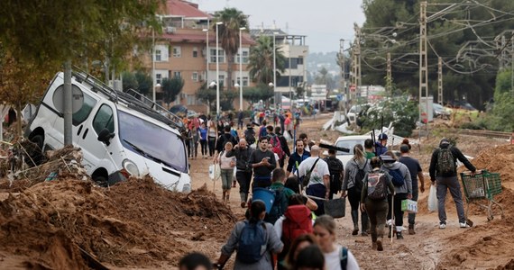 Do 205 wzrosła liczba ofiar gwałtownej powodzi w Hiszpanii. Władze zastrzegły jednak, że w związku z dużą liczbą zaginionych liczba ofiar śmiertelnych może być jeszcze większa. Komendant obrony cywilnej Pedro Baptista przekazał, że 10-osobowy zespół portugalskich ratowników dotarł w piątek wieczorem do Walencji. To pierwsza w Hiszpanii zagraniczna grupa ratowników. 