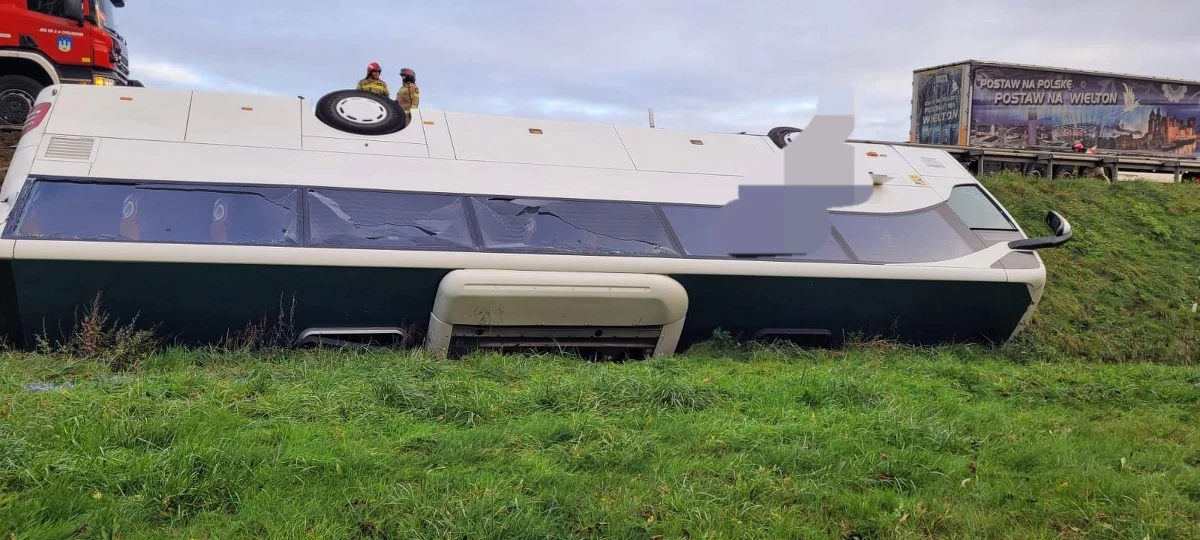 Jedna osoba trafiła do szpitala po wypadku autobusu na A4 w województwie dolnośląskim. Na wysokości Budziwojowa koło Legnicy pojazd zjechał z trasy i dachował. Informację o zdarzeniu dostaliśmy od słuchacza na Gorącą Linię RMF FM. Generalna Dyrekcja Dróg Krajowych i Autostrad poinformowała o godz. 10:40, że utrudnienia na autostradzie już się zakończyły. 