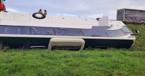 Jedna osoba trafiła do szpitala po wypadku autobusu na A4 w województwie dolnośląskim. Na wysokości Budziwojowa koło Legnicy pojazd zjechał z trasy i dachował. Informację o zdarzeniu dostaliśmy od słuchacza na Gorącą Linię RMF FM. Utrudnienia na autostradzie jeszcze trwają.