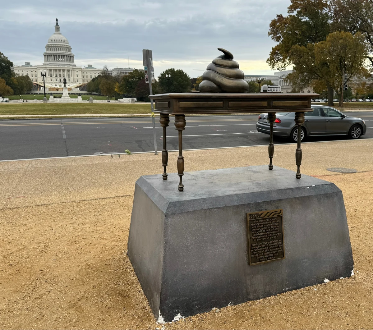 Skąd ta wielka kupa na biurku przed Kapitolem w Waszyngtonie? - zastanawiają się turyści. Przed budynkiem Kongresu Stanów Zjednoczonych ustawiono prowokacyjną instalację, ironicznie nawiązującą do szturmu na Kapitol z 6 stycznia 2021 roku. 