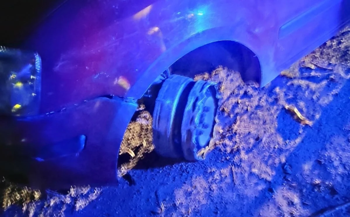 Policjanci z Giżycka zatrzymali po pościgu pijanego 22-latka. Fiat panda, którym uciekał mężczyzna, nie miał przedniej opony.