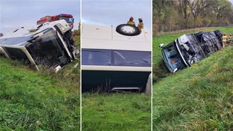 Autokar dachował na A4. "Kierowca prawdopodobnie zasnął"