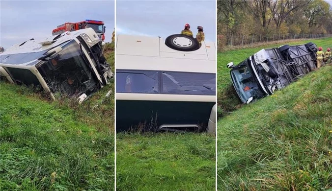 Autokar dachował na A4. "Kierowca prawdopodobnie zasnął"